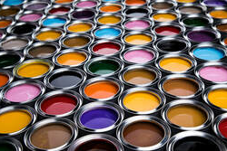 Une panoplie de pot de peinture ouverts avec différentes couleur à Granby.